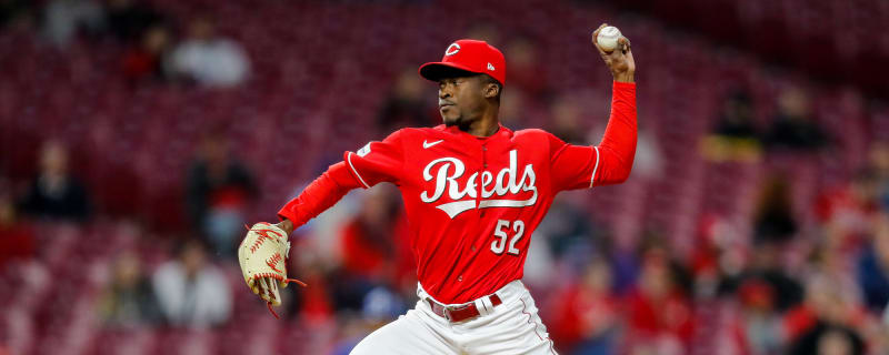 Reds Re-Sign Reiver Sanmartin To Minors Contract