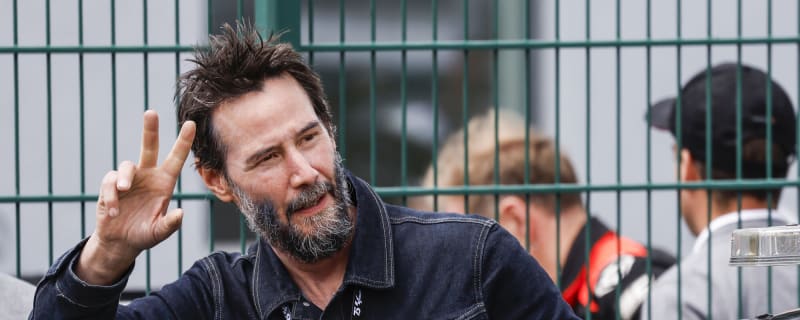 Keanu Reeves signs one-day contract with Windsor Spitfires