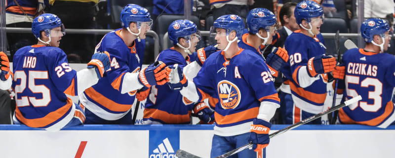 Islanders' Brock Nelson pulls his own tooth out during game