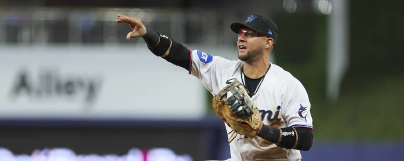 Yuli Gurriel agrees to minor league deal with NL contender