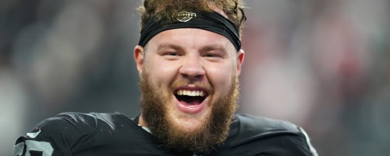 Longtime former Raiders starter signs with division rival