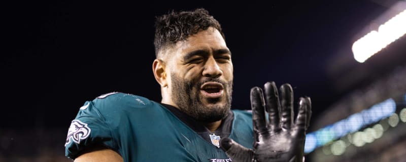 Watch: Pair of Eagles encourage pet adoption on National Pet Day