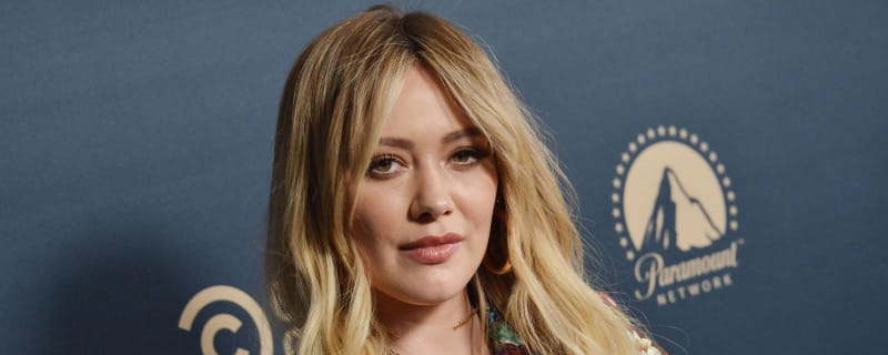 Hilary Duff shares photo from set of 'How I Met Your Father'