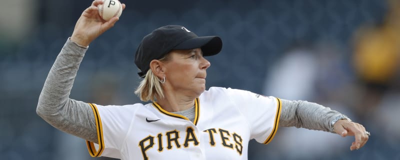 Annika Sorenstam honored with ceremonial 1st pitch at Pirates game