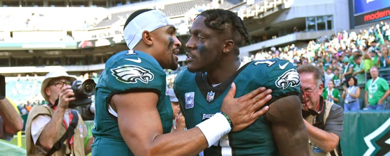 Philadelphia Eagles & New England Patriots Trade Blows, Philly Leads at  Halftime - Sports Illustrated Philadelphia Eagles News, Analysis and More