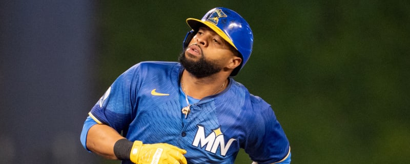 Mariners interested in reunion with veteran first baseman?