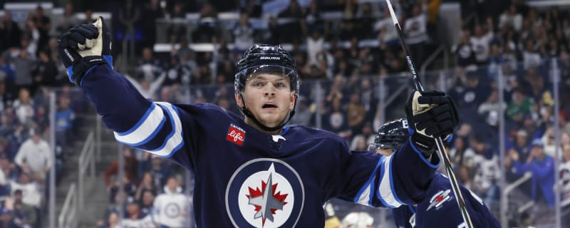 He has eyes on the back of his head': Cole Perfetti is thriving with the  Winnipeg Jets - Daily Faceoff