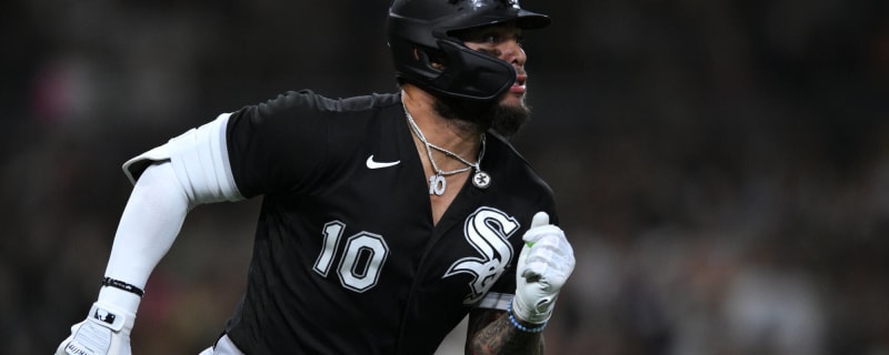 Yoan Moncada wears mask during White Sox-Yankees game due to smoke