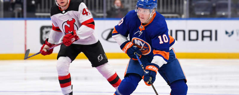 New York Islanders re-sign forward Mathew Barzal to 3-year, $21M deal 