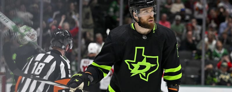 Report: Jani Hakanpaa believes he can play on injured knee in 2024-25