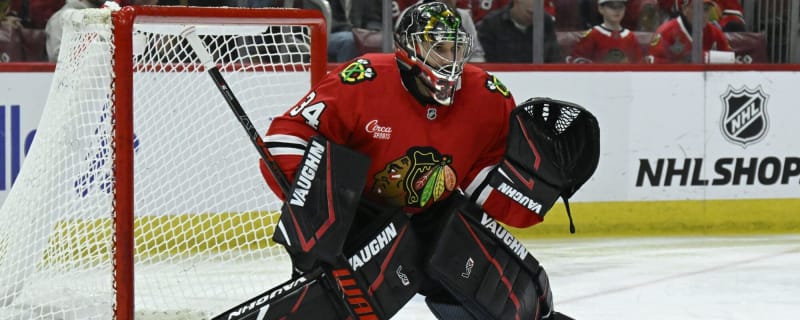 Blackhawks trade Petr Mrazek, Craig Smith to Red Wings for Joe Veleno