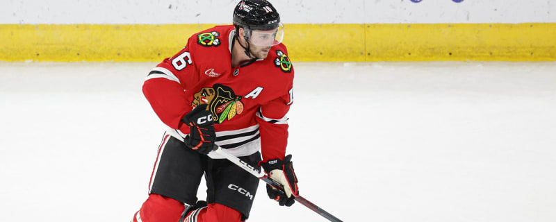 Blackhawks’ Jason Dickinson leaves game against Bruins with undisclosed injury