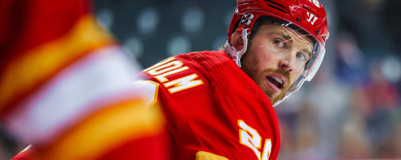 Elias Lindholm's late goal spurs Flames past Jets