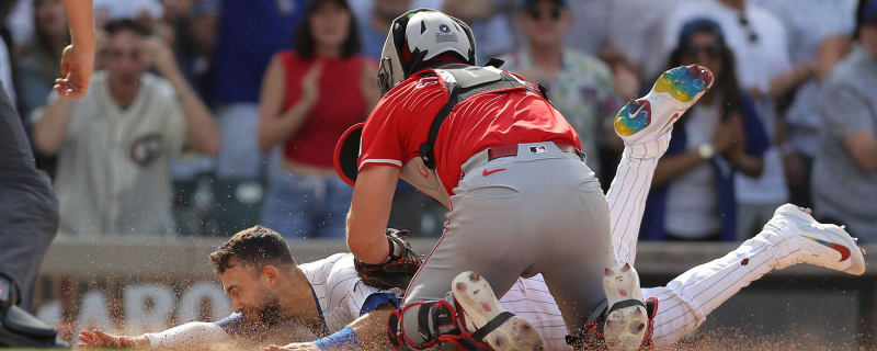 Watch: Cubs third base coach commits big blunder in loss to Reds