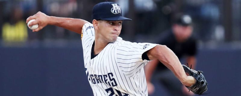 Mariners Select Blas Castano