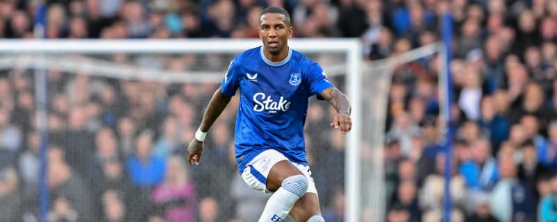 Former Manchester United star ‘proud’ after son makes professional debut