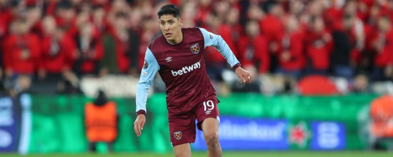 West Ham star breaks silence on transfer amid Manchester United links