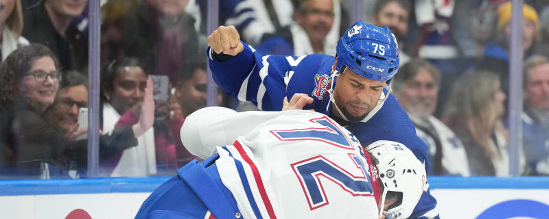 Ryan Reaves drops the gloves with Marcus Foligno (2023 NHL) 