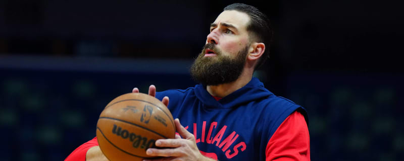 Pelicans wear yellow socks in support of Ukraine