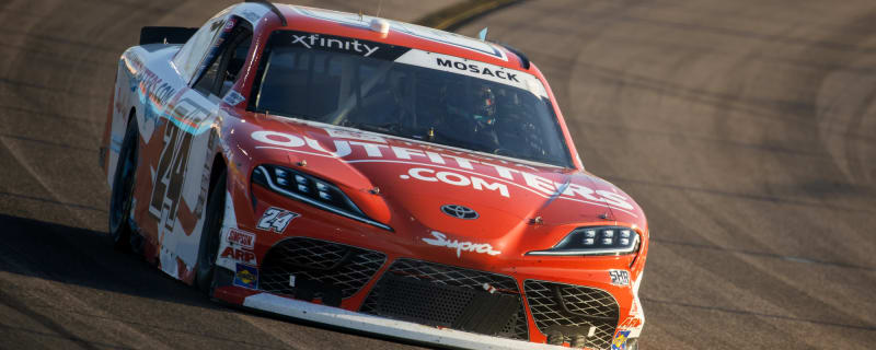 Chaotic wreck causes red flag during Truck Series championship at Phoenix
