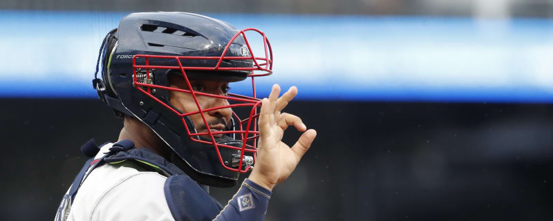 Veteran catcher elects free agency after going unclaimed on waivers