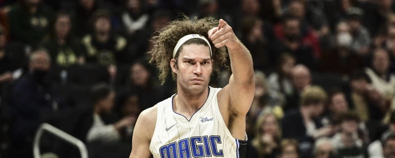 Cavaliers reportedly agree to one-year deal with Robin Lopez