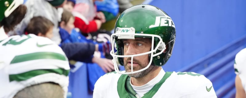 Former player takes shot at Steelers legend while defending Rodgers