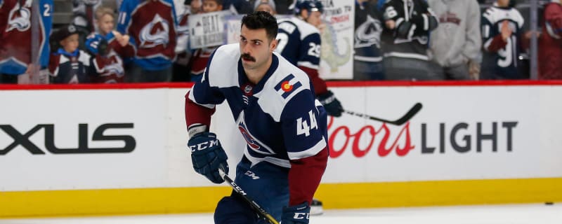 Mark Barberio re-signs in KHL