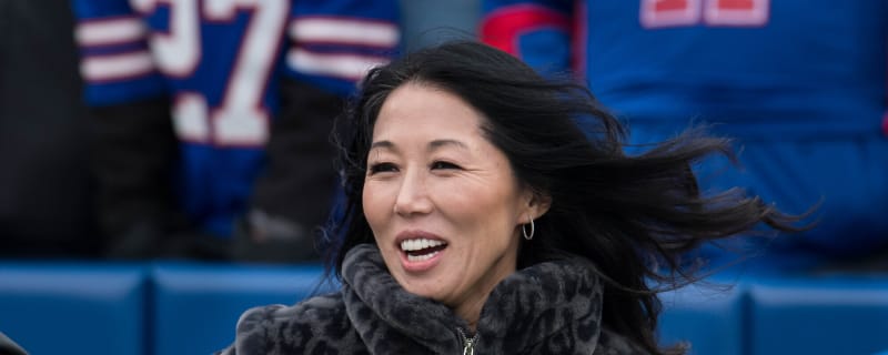 &#39;Mama Bear&#39; Kim Pegula breaks down huddle at Bills training camp