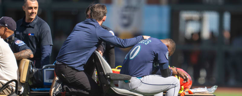 Mariners' Victor Robles carted off field with shoulder injury