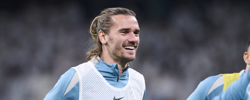Antoine Griezmann trades match-worn jersey for unexpected item from fans