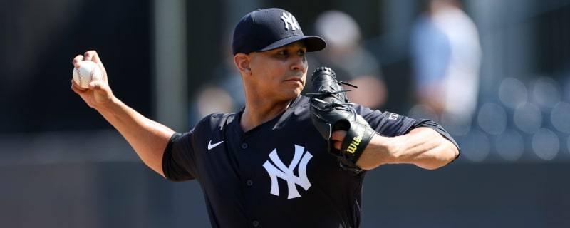 Yankees select right-hander's contract amid rotation injuries