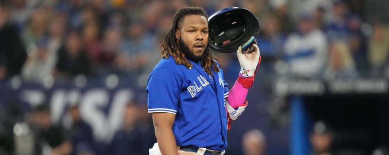 Fuming Vladimir Guerrero Jr SNAPS bat over his knee after being struck out  in Blue Jays loss at Yankees