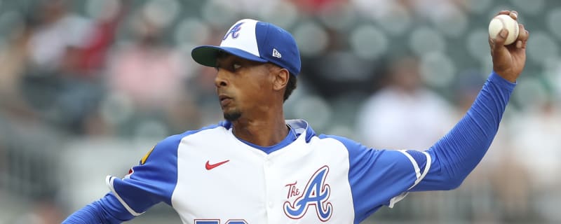 Braves bring back two pitchers on minor-league contracts