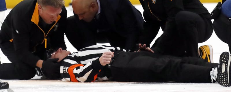 Lightning-Penguins: a referee leaves the game on a stretcher