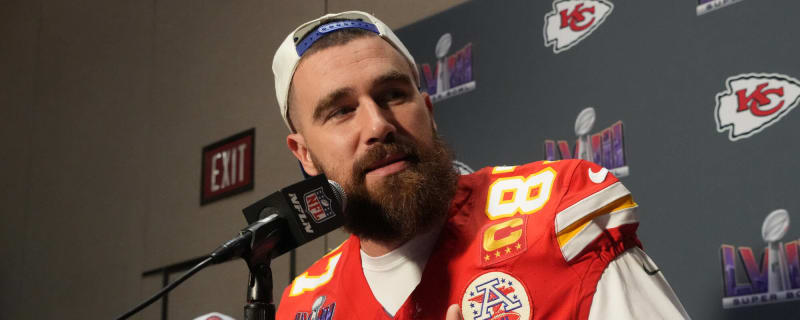 Antoine Griezmann gifts signed Atletico Madrid shirt to Travis Kelce ahead of Bowl game