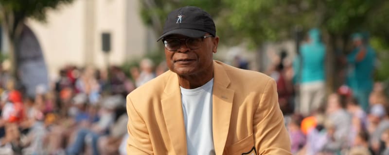 Watch: 49ers legend Patrick Willis receives Hall of Fame Gold Jacket from Mike Singletary