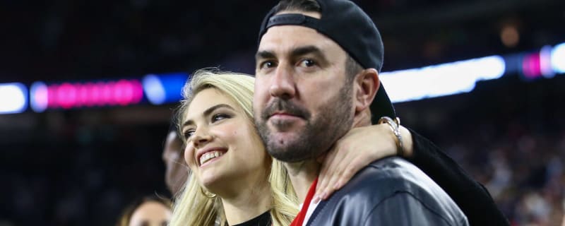 Kate Upton sticks fingers up at Phillies fans as she cheers on husband  Justin Verlander before Astros World Series win