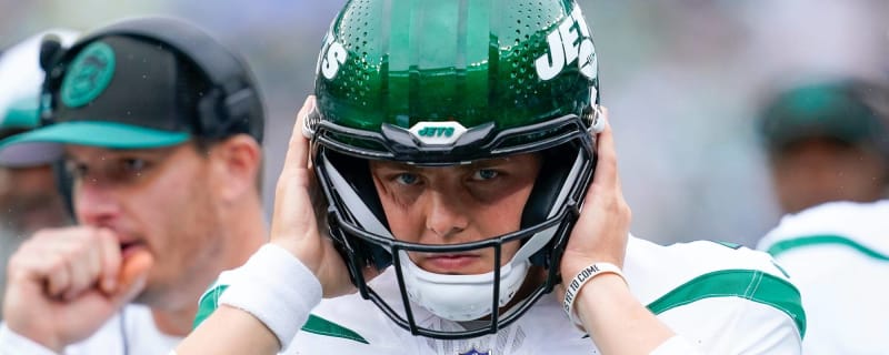 New York Jets running back Michael Carter (32) warms up before