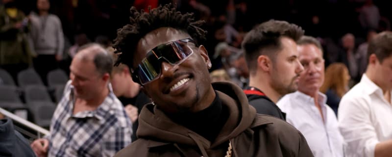 Antonio Brown posts picture with Gisele on Instagram