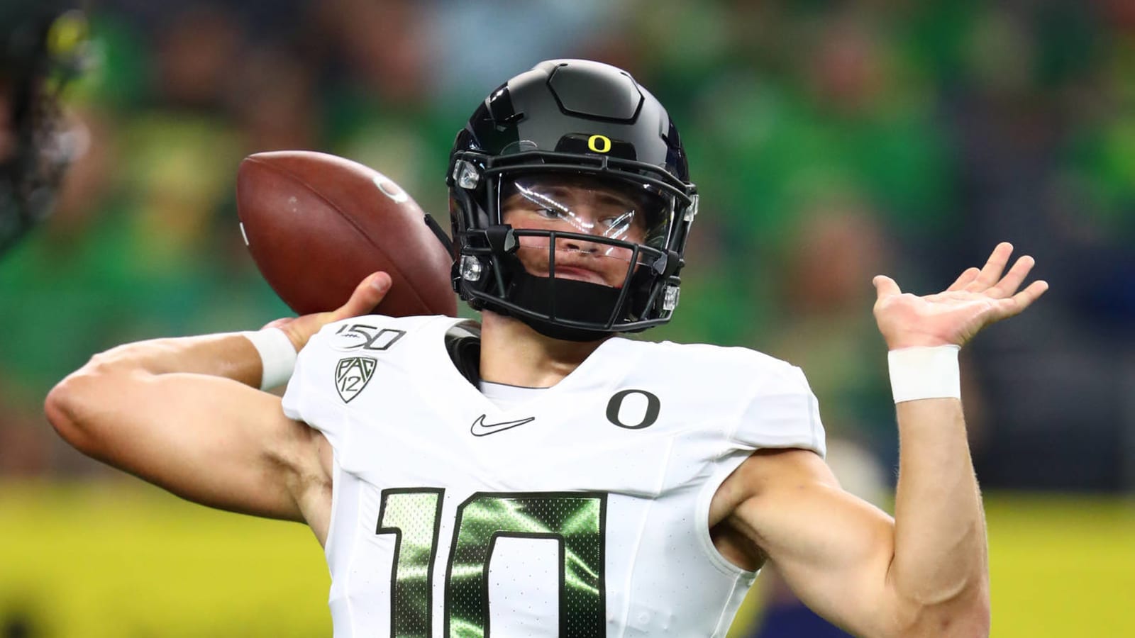 Heisman candidate Justin Herbert has injury scare on collision with Auburn defender