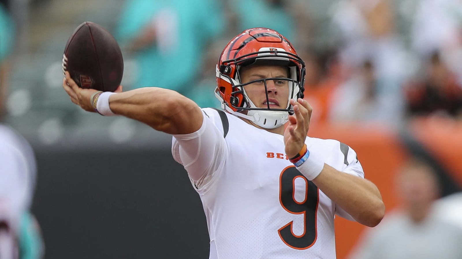 Joe Burrow gets standing ovation in return to field