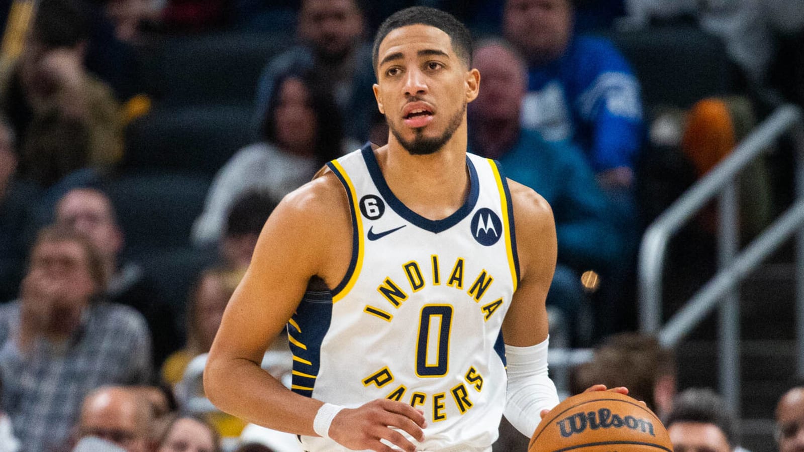 Pacers G Tyrese Haliburton injures knee, leaves arena on crutches