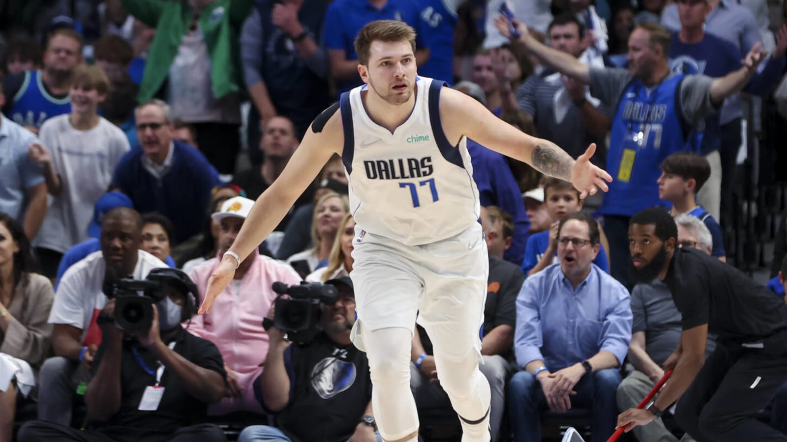 Doncic leads Mavericks to Game 3 victory over Suns, 103-94