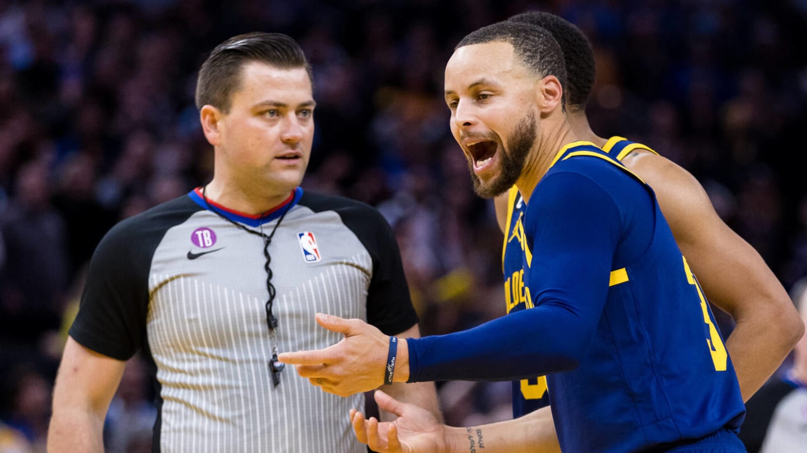 Stephen Curry ejected after throwing mouthpiece in frustration