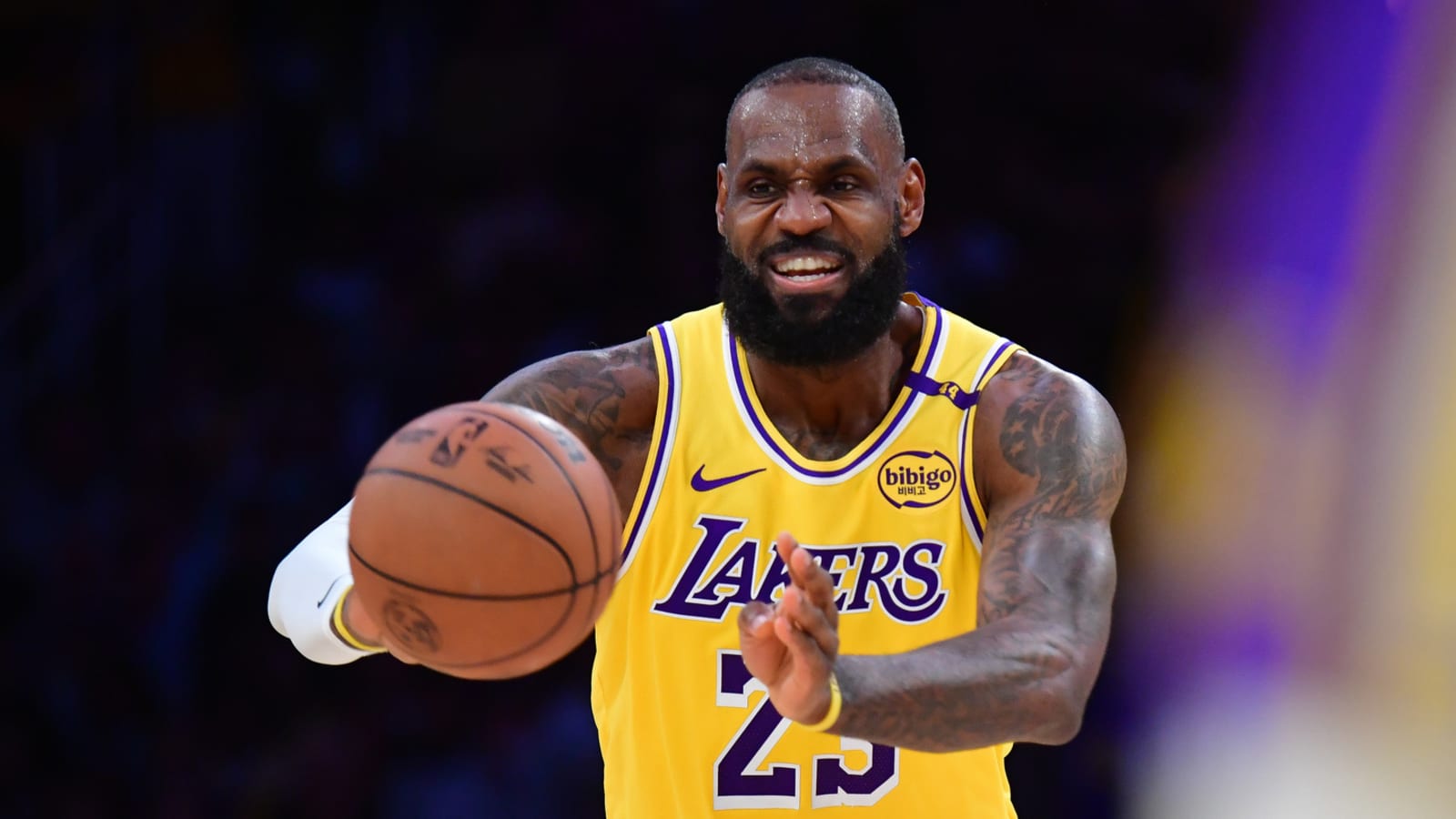 LeBron James hilariously roasted Austin Reaves' lob pass
