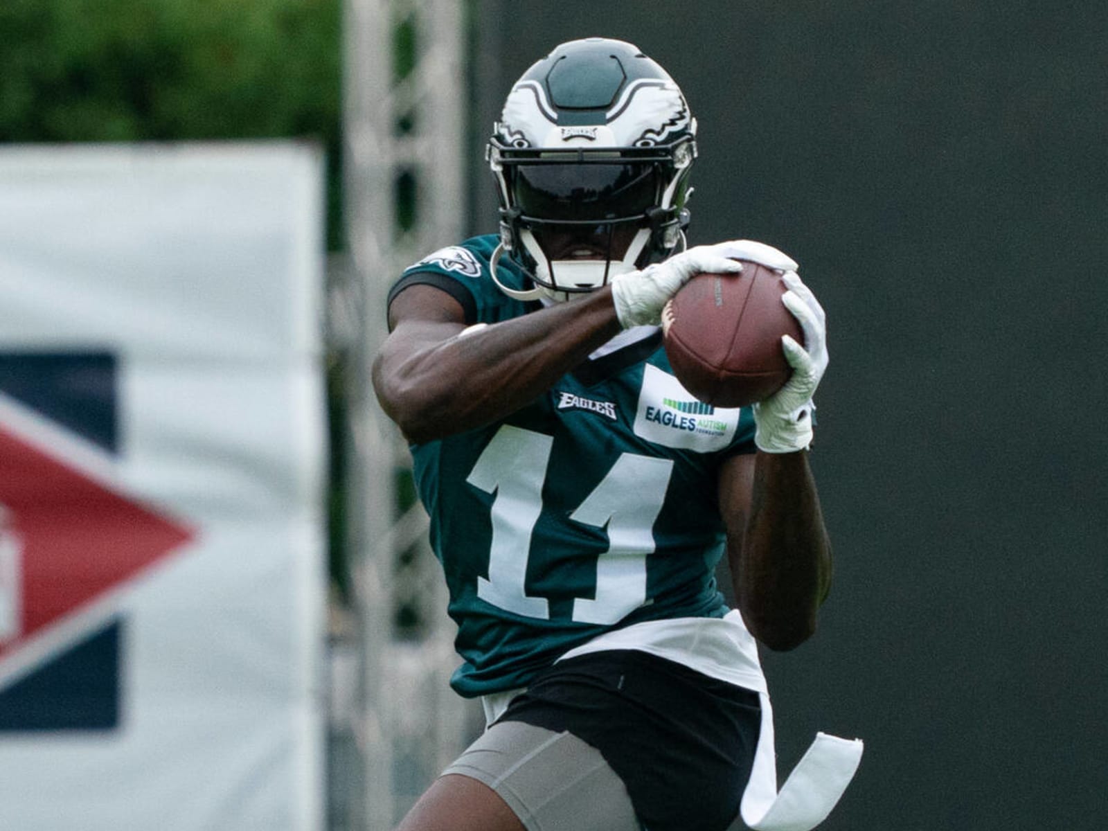 Eagles WR A.J. Brown calls out Titans after Deebo Samuel signs extension
