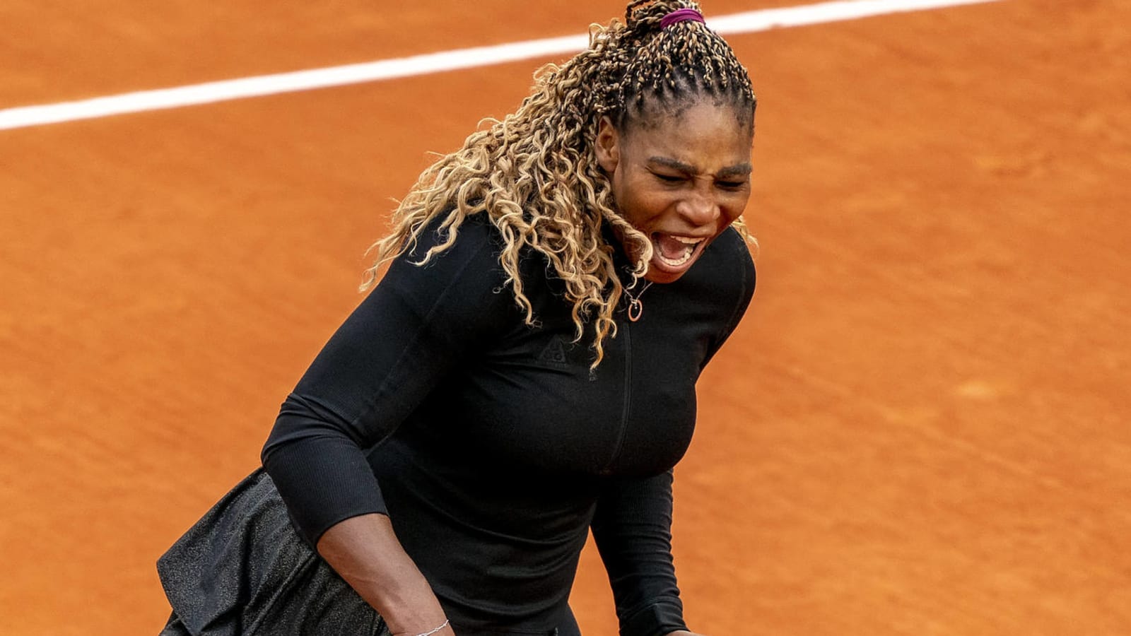 Serena carrying shoulder injury into Australian Open?