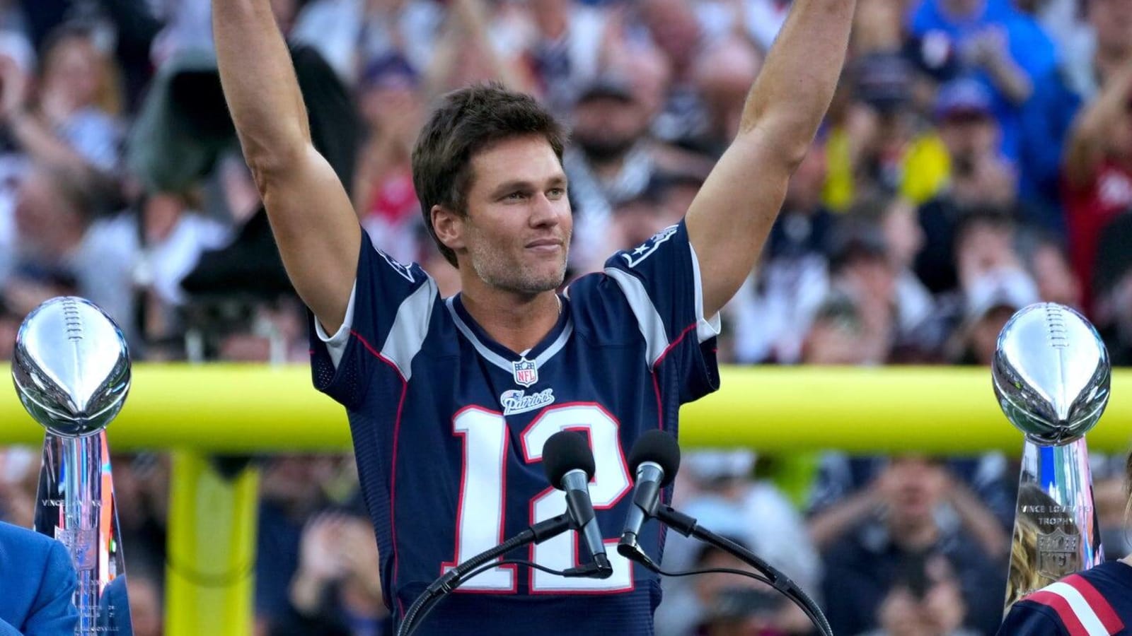 Patriots fans honor Brady at halftime during home opener