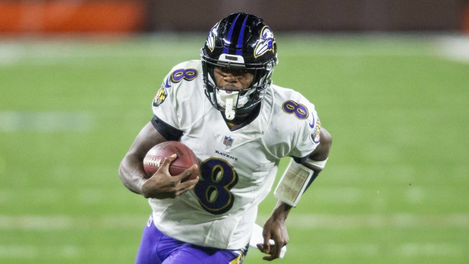 Lamar Jackson returns from cramps to play hero in Ravens' win